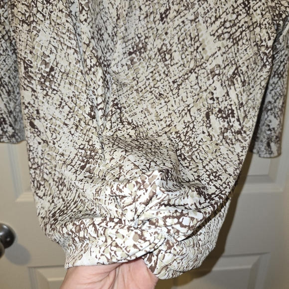 Chic Patterned Blouse - Picture 2 of 3
